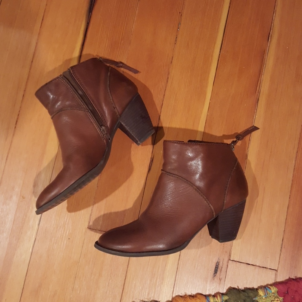 Tesori Leather dual zipper bootie EUC 9